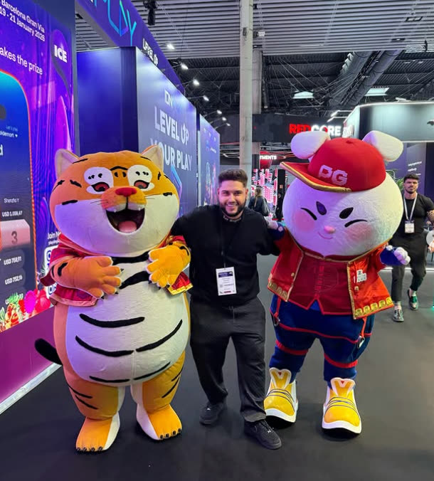 Maicon com os personagens do Fortune Tiger